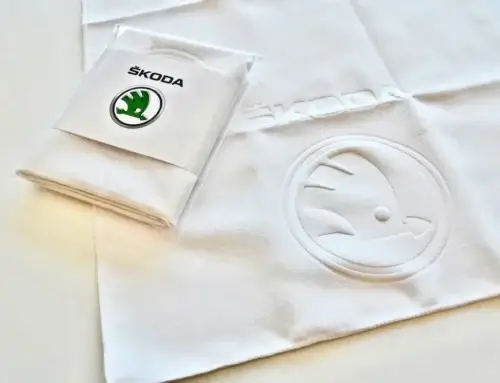 Ražba loga Škoda na bílý ručník