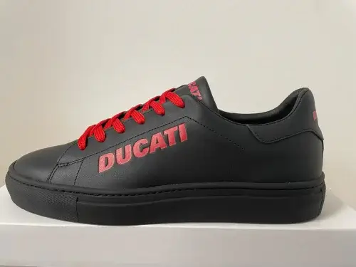 Sportovní tenisky Ducati se speciální aplikací loga na jazyku