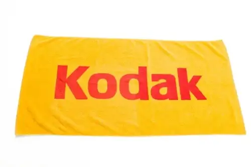 Žlutá plážová osuška Kodak s plošným žakárovým vetkáváním vzoru